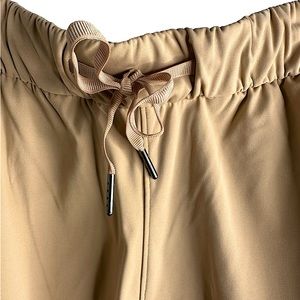 Yoga cargo shorts, size small, gorgeous and worn once! 🧘🏻‍♀️